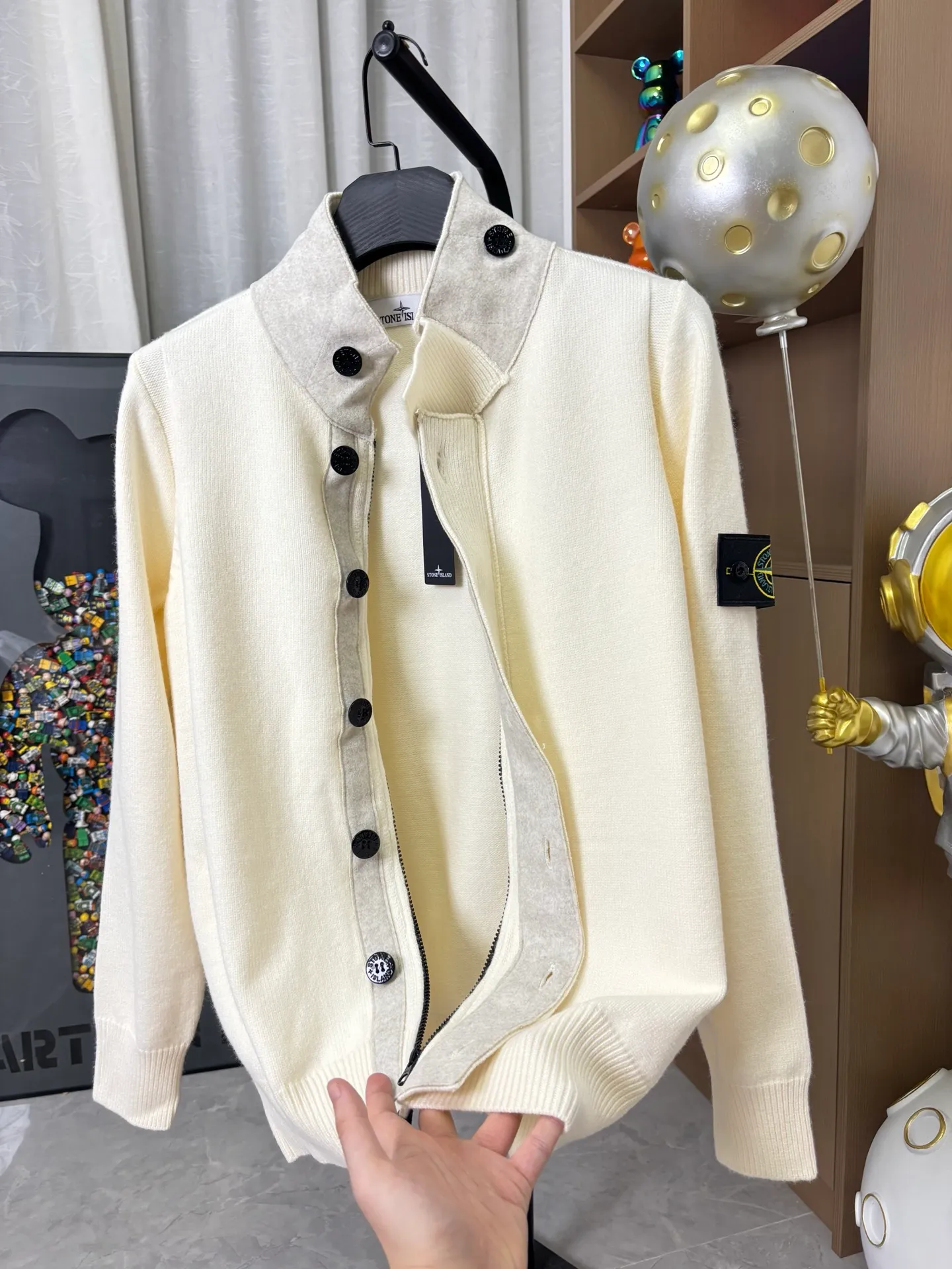 P340 Style number: DC172# Stone Island knitted woolen splicing wool cardigan jacket. The whole garment is made with high-quality machines imported from Germany. Three types of machines. Three weaving methods. The process is complex and tedious. Customized color-dyed wool➕wool splicing. High gram weight, high density and ultra-high quality. The wool is soft, delicate and skin-friendly, and feels soft and silky! The inside is a zipper design and the outside is a button design. The whole garment has nine buttons. It weighs more than 1 kilogram. Color: off-white. Size: S-M-L-Xl.